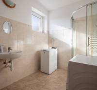 Znížená cena za 4 izbový rodinný dom v obci Jahodná - Kúpeľňa v rodinnom dome, s práčkou, sprchou a umývadlom, svetlé obklady.