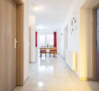 Znížená cena za 4 izbový rodinný dom v obci Jahodná - Interiér rodinného domu so vstupnou chodbou, svetlými dverami a jedálenským stolom.