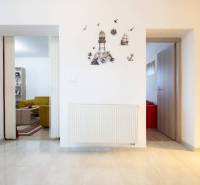 Znížená cena za 4 izbový rodinný dom v obci Jahodná - Interiér rodinného domu s kresbami, vedie do obývacej izby s nábytkom.