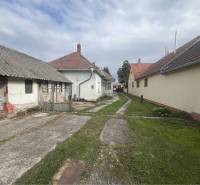 Znížená Cena!Na predaj rodinný dom vo Vrakúni, blízko Dunajskej Stredy - Dvor rodinného domu vo Vrakúni s betónovou príjazdovou cestou a záhradou.