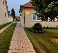 Znížená Cena!Na predaj rodinný dom vo Vrakúni, blízko Dunajskej Stredy - Rodinný dom vo Vrakúni s upraveným dvorom, osvetlením a vydláždeným chodníkom.