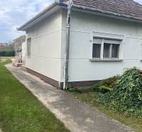 Znížená Cena!Na predaj rodinný dom vo Vrakúni, blízko Dunajskej Stredy - Rodinný dom vo Vrakúni s upravenou záhradou, chodníkom a bielou fasádou.