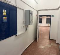 Exkluzívny obchodný priestor na predaj v centre Dunajskej Stredy – ul. - Interiér obchodného priestoru s elektrickým zariadením na stene a dlažbou na podlahe.