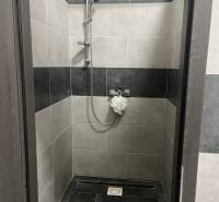Exkluzívny obchodný priestor na prenájom v centre Dunajskej Stredy – u - Sprchový kút s čiernobielymi dlaždicami a kovovou sprchovou hlavicou v obchodných priestoroch.