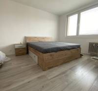 Na prenájom štýlový a moderný 2 izbový byt v centre Dunajskej Stredy - Spálňa v 2-izbovom byte s posteľou a podlahou s dreveným dekorom.