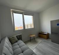 Na prenájom štýlový a moderný 2 izbový byt v centre Dunajskej Stredy - Obývacia miestnosť v 2-izbovom byte s gaučom, stolíkom a chladničkou.