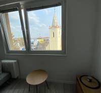 Na prenájom štýlový a moderný 2 izbový byt v centre Dunajskej Stredy - Izba s pohľadom na vežu, podlaha s dreveným dekorom, 2-izbový byt.