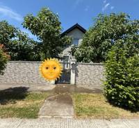 Predaj rodinného domu, Dunajská Streda - Rodinný dom v Dolnom Štáli s kamenným plotom a udržiavanou záhradou.