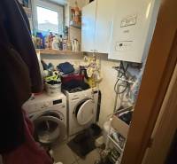 Predaj rodinného domu, Dunajská Streda - Práčovňa v rodinnom dome s práčkou, sušičkou a čistiacimi prostriedkami.