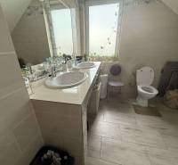 Predaj rodinného domu, Dunajská Streda - Kúpeľňa v rodinnom dome s dvojitým umývadlom a svetlou dlažbou.