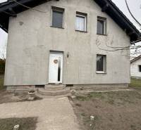 Predaj rodinného domu, Dunajská Streda - Rodinný dom v Dolnom Štály s neposprejovanou fasádou a krovinami v pozadí.