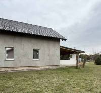 Predaj rodinného domu, Dunajská Streda - Rodinný dom v Dolnom Štáli s neomietnutou fasádou a záhradou s trávnikom.