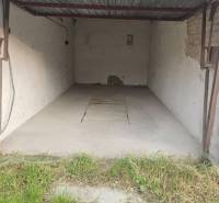 Predaj garáže, Nevädzová, Nevädzová, Dunajská Streda - Otvorená garáž s betónovou podlahou a trávnatým vstupom v Dunajskej Strede.