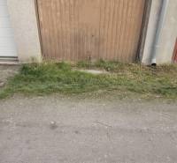 Predaj garáže, Nevädzová, Nevädzová, Dunajská Streda - Hnedé garážové dvere v Dunajskej Strede s betónovým podkladom a zelenou trávou.