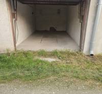 Predaj garáže, Nevädzová, Nevädzová, Dunajská Streda - Otvorená garáž s plechovou strechou, betónovou podlahou a oprýskanými stenami v Dunajskej Strede.