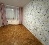 Prenájom 3-izbového bytu, Dunajská Streda - Izba v 3-izbovom byte s tapetou s lesným motívom a podlahou s dreveným dekorom.