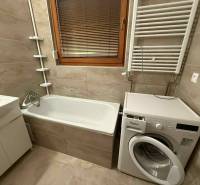 Prenájom 3-izbového bytu, Dunajská Streda - Kúpeľňa s vaňou, práčkou a radiátorom v 3-izbovom byte.