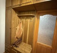 Prenájom 3-izbového bytu, Dunajská Streda - Vstavaná skriňa so zrkadlovými dverami a vešiakom v 3-izbovom byte.