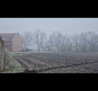 Pozemok-Bohelov - Hmlistá krajina so zvláštnymi nehnuteľnosťami a políčkom v Boheľove.