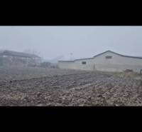 Pozemok-Bohelov - Hmla zahalila vidiecke stavby v Boheľove, časť Zvláštnych nehnuteľností a orná pôda.