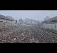 Pozemok-Bohelov - Hmlistá scenéria v Boheľov, s cestou a domami, Zvláštne nehnuteľnosti.