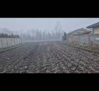 Pozemok-Bohelov - Hmlistá poľná cesta vedľa budovy v Boheľove, susediace Zvláštne nehnuteľnosti.