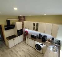 ☎️ 0918197701-Predám 3 izbový byt s loggiou po kompletnej rekonštrukci - Kuchyňa v 3-izbovom byte s bielymi skrinkami a podlahou s dreveným dekorom.