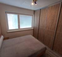 ☎️ 0918197701-Predám 3 izbový byt s loggiou po kompletnej rekonštrukci - Spálňa s manželskou posteľou a vstavanou skriňou v 3-izbovom byte, podlaha s dreveným dekorom.