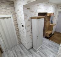 ☎️ 0918197701-Predám 3 izbový byt s loggiou po kompletnej rekonštrukci - Chodba v 3-izbovom byte s kamennými stenami a podlahou s dreveným dekorom.