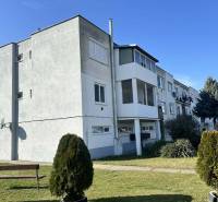 ☎️ 0918197701-Predám 3 izbový byt s loggiou po kompletnej rekonštrukci - Bytový dom v Dolnom Štáli, pri 3-izbovom byte, so satelitnými anténami a lavičkou.