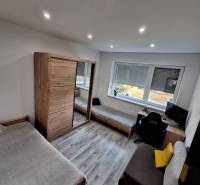 ☎️ 0918197701-Predám 3 izbový byt s loggiou po kompletnej rekonštrukci - Izba v 3-izbovom byte s podlahou s dreveným dekorom, posteľou a pracovným stolom.