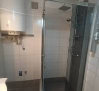 ☎️ 0918197701-Predám 3 izbový byt s loggiou po kompletnej rekonštrukci - Kúpeľňa so sprchovacím kútom a ohrievačom v 3-izbovom byte.