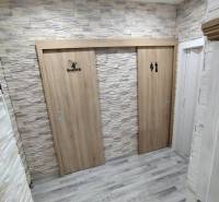 ☎️ 0918197701-Predám 3 izbový byt s loggiou po kompletnej rekonštrukci - Drevený dekor s kameňovou stenou a posuvnými dverami v 3-izbovom byte.