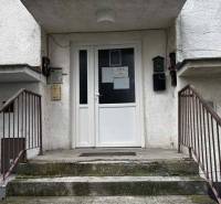 ☎️ 0918197701-Predám 3 izbový byt s loggiou po kompletnej rekonštrukci - Vchodový priestor bytového domu v Dolnom Štáli s bielymi dverami a schodiskom.