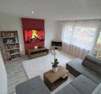 ☎️ 0918197701-Predám 3 izbový byt s loggiou po kompletnej rekonštrukci - Obývacia izba v 3-izbovom byte s podlahou s dreveným dekorom a pohodlnou sedačkou.