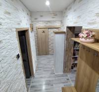 ☎️ 0918197701-Predám 3 izbový byt s loggiou po kompletnej rekonštrukci - Chodba v 3-izbovom byte s imitáciou kamenných stien a podlahou s dreveným dekorom.