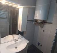 ☎️ 0918197701-Predám 3 izbový byt s loggiou po kompletnej rekonštrukci - Kúpeľňa s dvojitým umývadlom a sprchovým kútom v 3-izbovom byte.