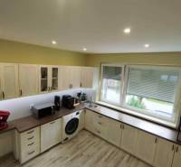 ☎️ 0918197701-Predám 3 izbový byt s loggiou po kompletnej rekonštrukci - Kuchyňa v 3-izbovom byte so spotrebičmi, svetlými skriňami a podlahou s dreveným dekorom.