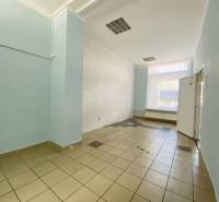 ☎️ 0918197701-Na prenájom obchodný priestor 30 m2 v centre mesta Dunaj - Obchodné priestory s keramickou podlahou a svetlomodrými stenami, zdobenými tehlovým vzorom.