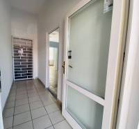 ☎️ 0918197701-Na prenájom obchodný priestor 30 m2 v centre mesta Dunaj - Chodba s bielymi stenami a dverami, v pozadí viditeľný obchodný priestor.