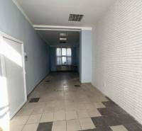 ☎️ 0918197701-Na prenájom obchodný priestor 30 m2 v centre mesta Dunaj - Obchodné priestory s dlažbou a bielymi tehlovými stenami, vhodné na prevádzku.