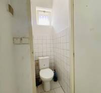 ☎️ 0918197701-Na prenájom obchodný priestor 30 m2 v centre mesta Dunaj - Toaleta s keramickými dlaždicami a malým oknom v obchodných priestoroch.