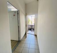 ☎️ 0918197701-Na prenájom obchodný priestor 30 m2 v centre mesta Dunaj - Úzky interiérový koridor v obchodných priestoroch s dlažbou a otvorenými dverami.