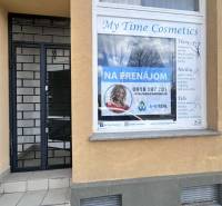 ☎️ 0918197701-Na prenájom obchodný priestor 30 m2 v centre mesta Dunaj - Vchod do obchodných priestorov v Dunajskej Strede s reklamou na prenájom a kozmetiku.
