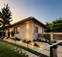 ☎️ 0918197701- Na predaj starší rodinný dom vhodný na kompletnú presta - Rodinný dom v Dunajskom Klátove s osvetlenou záhradou a upraveným chodníkom pri západe slnka.