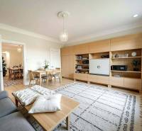 ☎️ 0918197701- Na predaj starší rodinný dom vhodný na kompletnú presta - Obývacia izba v rodinnom dome s dreveným dekorom, pohodlným gaučom a jedálenským stolom.