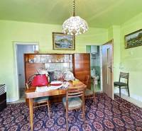 ☎️ 0918197701- Na predaj starší rodinný dom vhodný na kompletnú presta - Izba v rodinnom dome s nábytkom, zelenými stenami a kobercom.