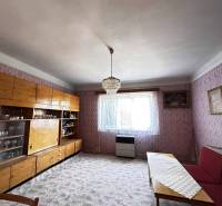 ☎️ 0918197701- Na predaj starší rodinný dom vhodný na kompletnú presta - Obývacia izba v rodinnom dome s retro nábytkom a kobercom.