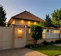 ☎️ 0918197701- Na predaj starší rodinný dom vhodný na kompletnú presta - Rodinný dom v Dunajskom Klátove, obklopený zeleňou a jasným osvetlením v podvečer.