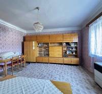 ☎️ 0918197701- Na predaj starší rodinný dom vhodný na kompletnú presta - Obývacia izba v rodinnom dome s drevenou vitrínou a jedálenským stolom.